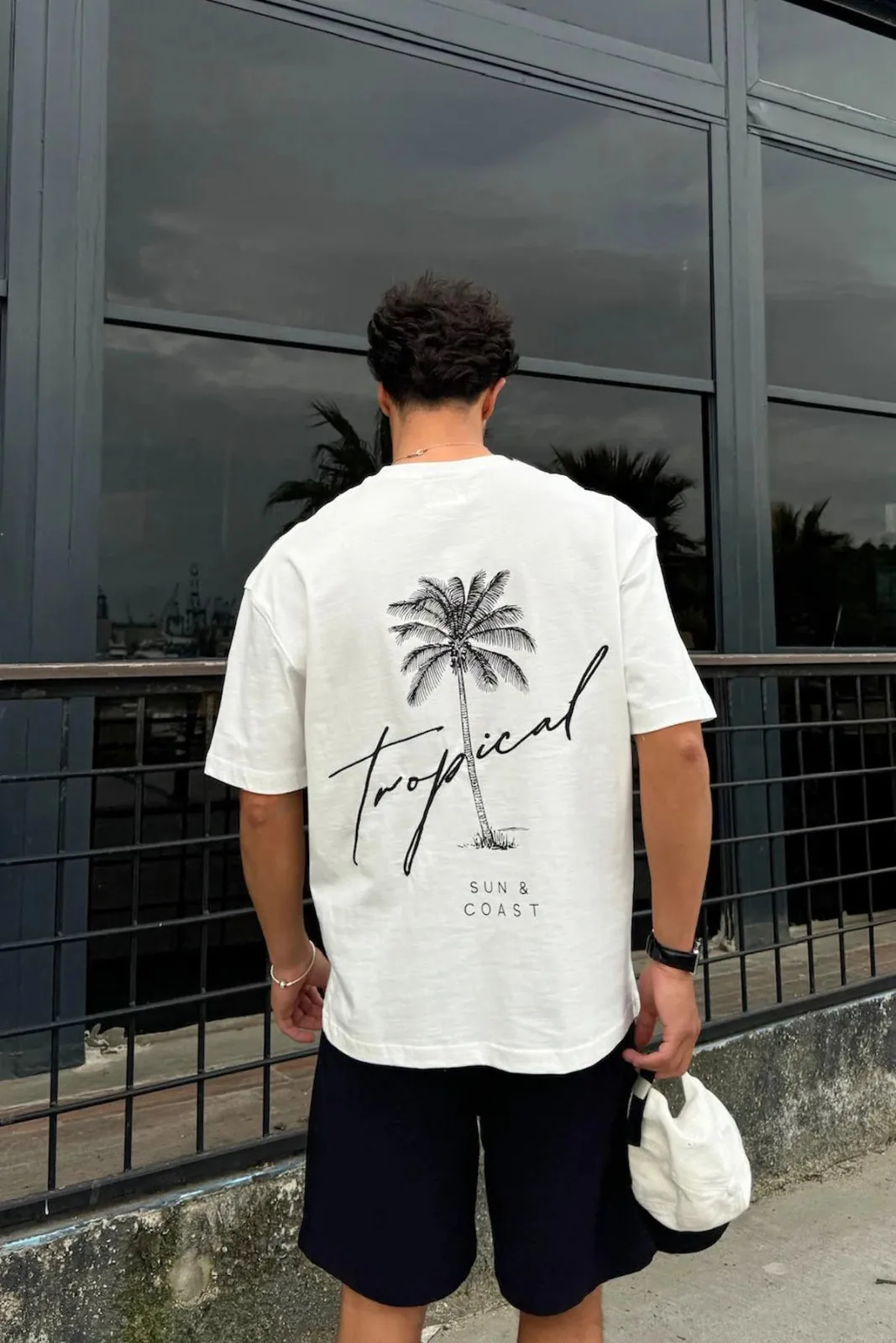 Hvid oversized unisex t-shirt med TROPICAL print