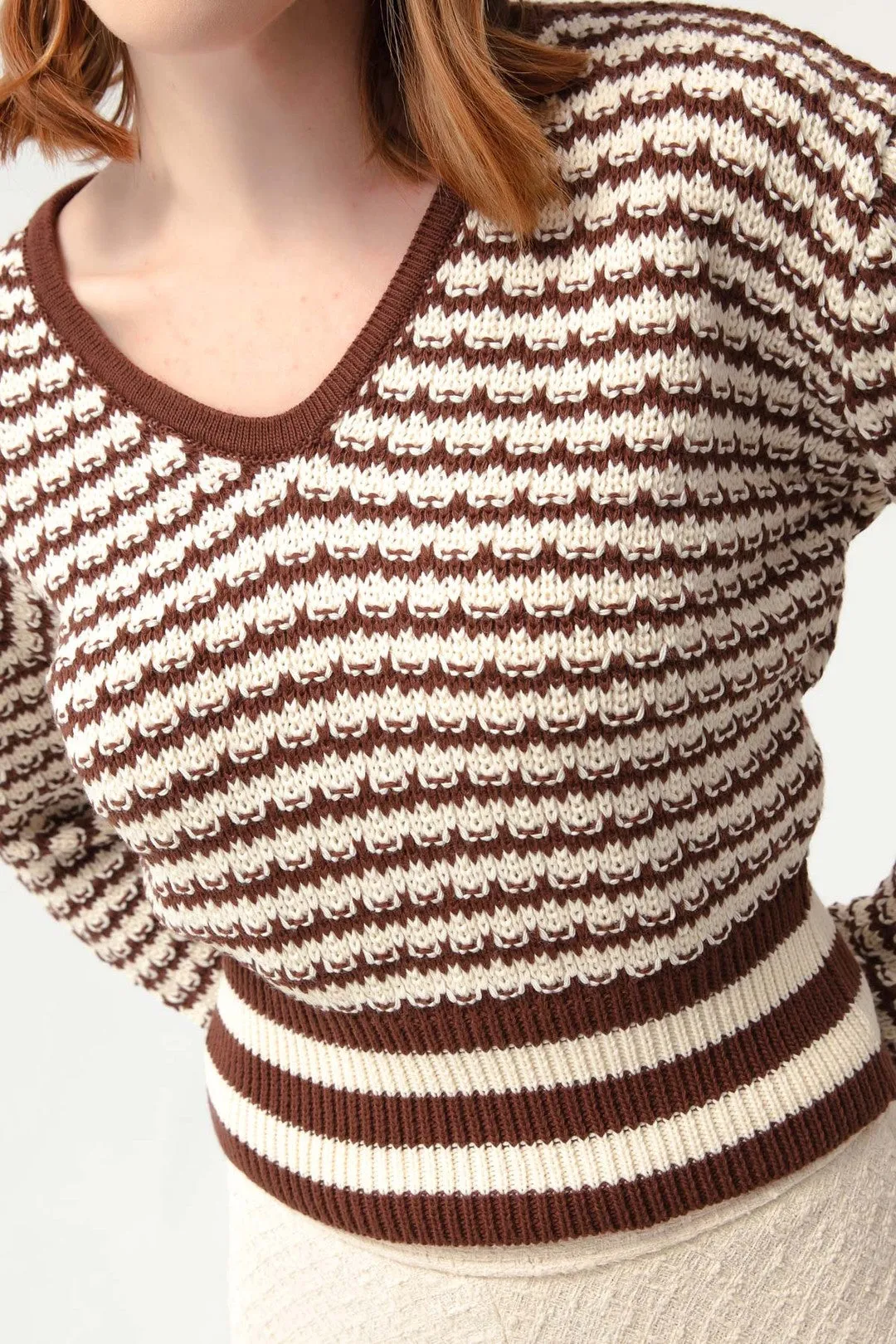 Woman V -Neck Executive Pattern Knitwear Sweater