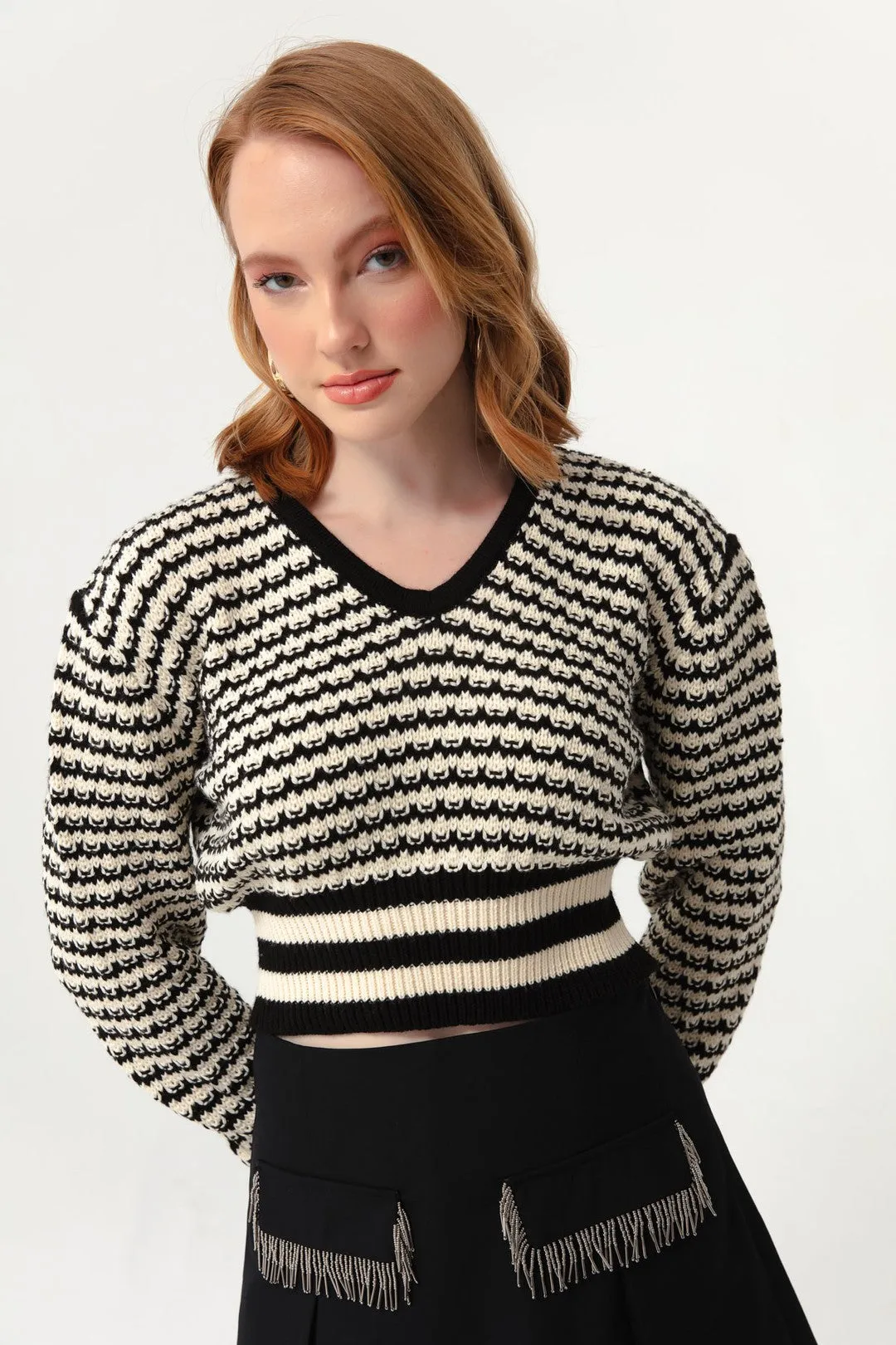 Woman V -Neck Executive Pattern Knitwear Sweater
